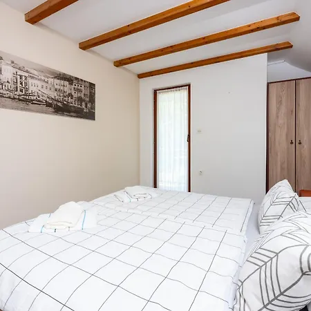 Holiday home Plavac *